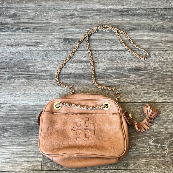 Tory Burch Handbags - Tory Burch leather Chain link Crossbody bag